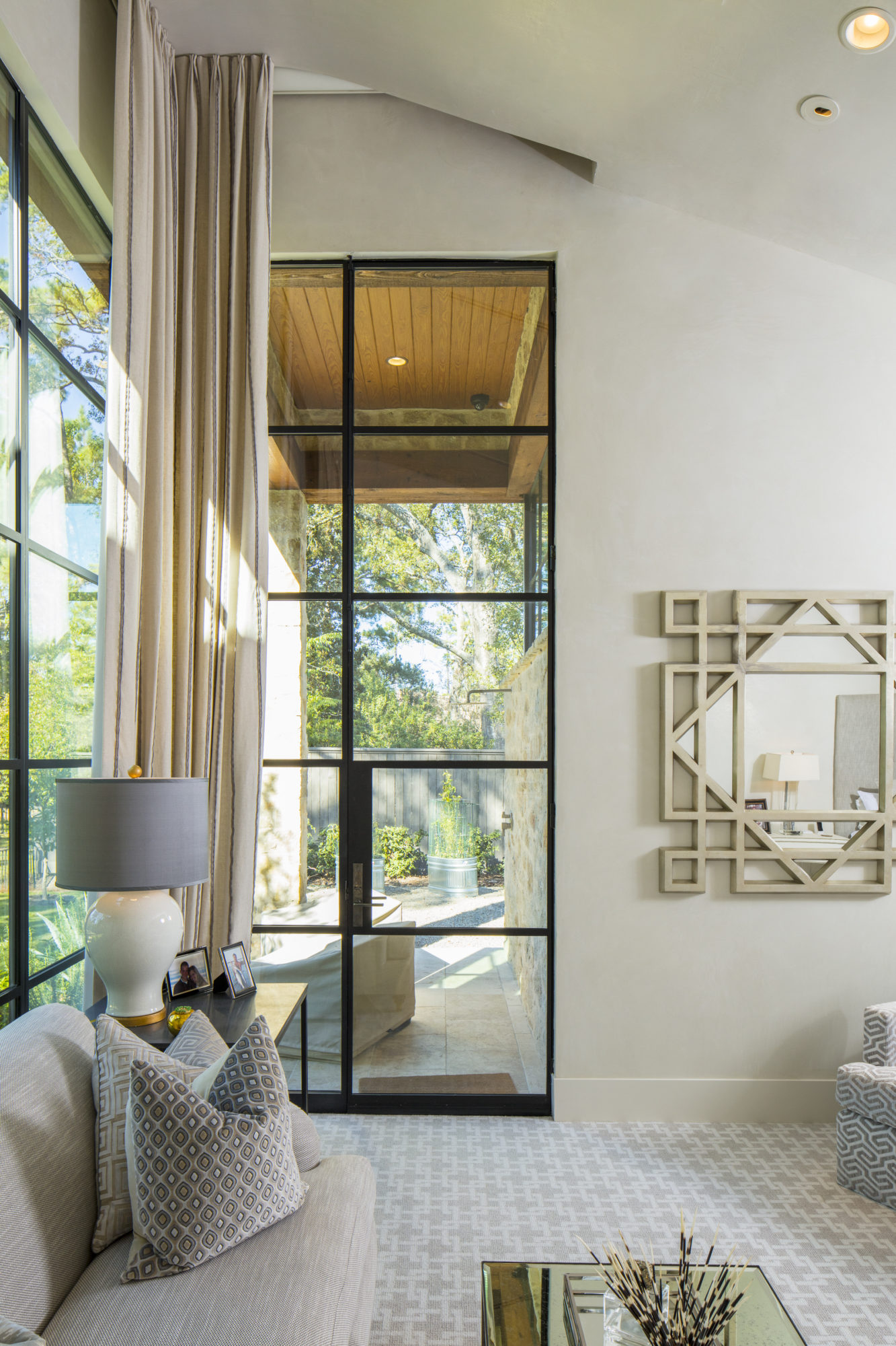 thermally-broken-single-door-in-swing